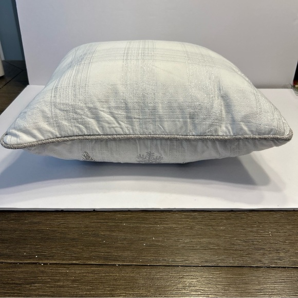 Secret Celebrity Embroidered Glitter Throw Pillow 18x18” Christmas Snow ThemeEUC - Picture 10 of 10